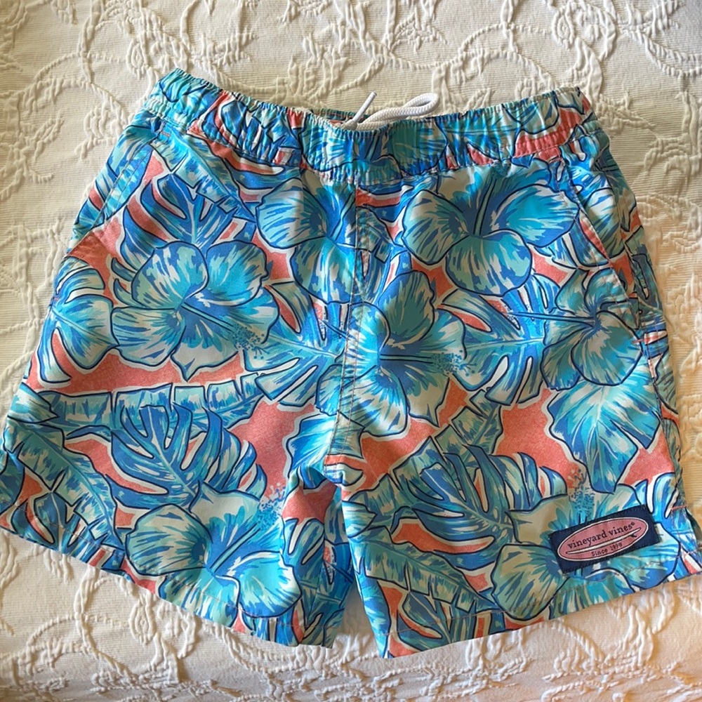 Vineyard vines boys swim trunks size 5